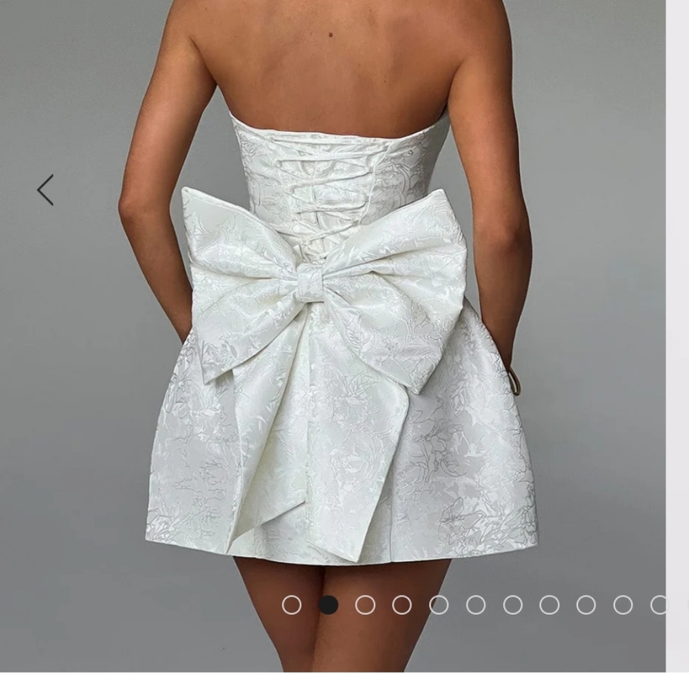 Elegant White Strapless Dress with Bow